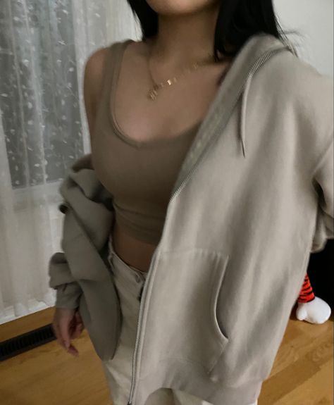 Beige Zip Up Outfit, Beige Zip Up Hoodie Outfit, White Zip Up Hoodie Outfit, Black Zip Up Hoodie Outfit, Zip Up Hoodie Outfit Aesthetic, Grey Zip Up Hoodie Outfit, Oversized Zip Up Hoodie Outfit, Beige Cargos, Zip Hoodie Outfit