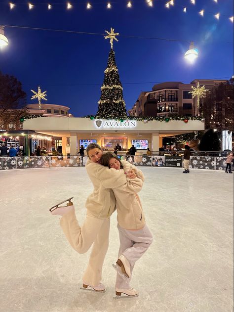 Ice skating winter photo inspo Best Friend Pictures Christmas, Cute Ski Pictures, Nyc Ice Skating, Christmas In Nyc Aesthetic, Holiday Mood Board, Skiing Pics, Couple Skiing, Skating Pics, Ice Skating Aesthetic