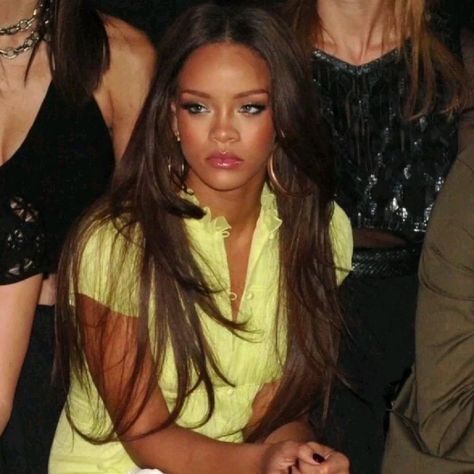 90s Fashion Rihanna, Rihanna In The 2000s, Rihanna 2000 Outfits, 2000s Celebrities Aesthetic, 2000s Photos Aesthetic, Rihanna 90s Aesthetic, Rihanna 2000s Outfits, Rihanna 2000's Aesthetic, Rihanna Aesthetic 2000s