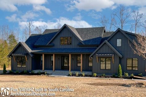 All Black Exterior House Modern, Black House With Cedar Accents, Black Siding, Farmhouse Exterior Ideas, Dream Building, Diy Farmhouse Ideas, Black Houses, Dream Farmhouse, Homes Exterior