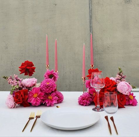 Square Table Flower Arrangement, Dramatic Floral Arrangements, Valentine Centerpieces Elegant, Girly Dinner Party, Table Dinner Decoration, Modern Wedding Flowers Arrangements, Floral Therapy, Pink Table Settings, Chinoiserie Wedding