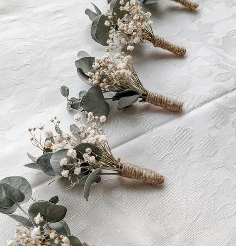 Baby’s Breath Boutinniere, Boutiniere Ideas Grooms, Table Wedding Set Up, Sage Green Wedding Favors, Bootinterieur Wedding, Earthy Wedding Flowers, Eucalyptus Buttonhole, Olive Green And Gold Wedding, Boutineer Ideas Wedding