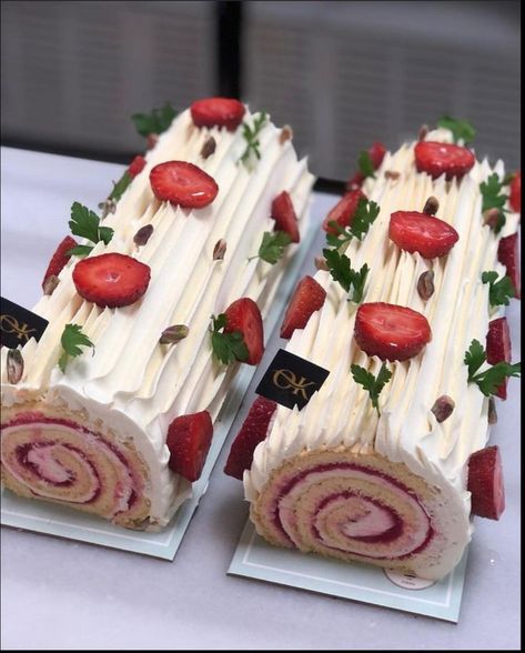 Roll Cakes With Designs, Swiss Roll Cake Design Ideas, Swiss Roll Birthday Cake, Swiss Roll Design, Swiss Roll Cake Design, Cake Roll Design, Roll Cake Design, Strawberry Swiss Roll, Roulade Cake