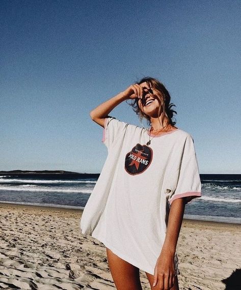 Oversized Tshirt Outfit Summer, Sommer Strand Outfit, Oversize Tshirt Outfits, Pictures People, Vsco Pictures, Aesthetic Vsco, Photographie Inspo, Summer Beach Outfit, Trendy Swimwear