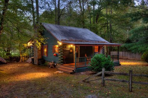 Blue Ridge and Ellijay cabins - North Georgia Vacation Rental--- 'creekside reflections'... only $110/night, pet friendly, about 10 miles from downtown blue ridge Rustic Tiny House, A Cabin In The Woods, Log Cabin Living, Little Cabin In The Woods, To Love, Casa Country, Tiny Cabins, Cabin Living, Little Cabin