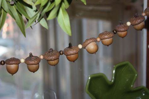 OR drill through the acorn from top to bottom and use a red wooden bead in between each acorn. Deco Noel Nature, Acorn Garland, Jul Diy, Big Christmas Tree, Fall Acorns, Acorn Crafts, Deco Table Noel, Thanksgiving Decorations Diy, Handmade Charlotte