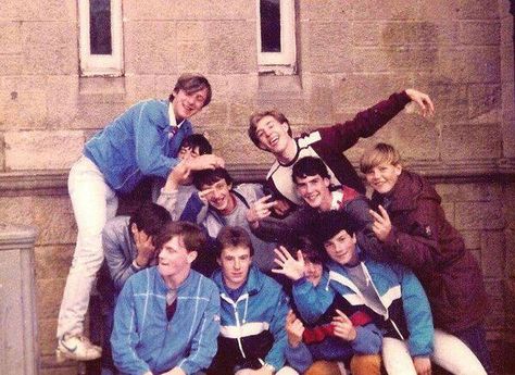 80'S CASUALS - THE HAIRCUT HAD TO BE RIGHT, UNFORTUNATELY MOST OF THESE GUYS HAVE GOT IT WRONG - THE YOUNG KID ON THE RIGHT HAS THE RIGHT LOOK GOING ON... :-) 1980s Britain, Football Hooliganism, Football Casual Clothing, Football Factory, Wedge Haircut, Fashion Collection Inspiration, Football Trainer, Liverpool History, Football Casuals