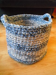 Jaydee's Ramblings: Crochet a Basket from Sheets! Fabric Crochet Ideas, Crochet A Basket, Scrap Yarn Crochet, Crochet Basket Pattern Free, Yarn Basket, Old Sheets, Crochet Storage, Crochet Rug Patterns, Crochet Basket Pattern