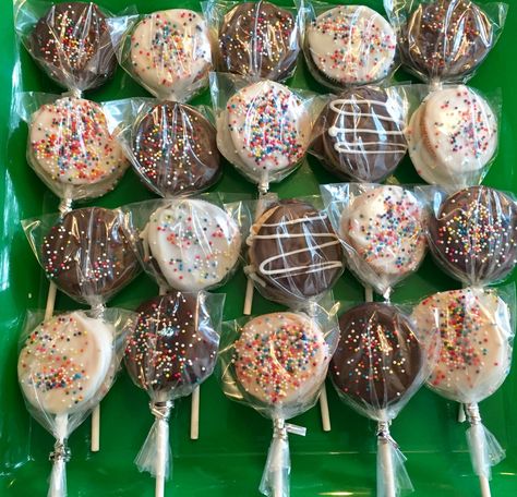 Oreo Party Favors, Chocolate Dipped Oreos On A Stick, Dipped Oreos Birthday, Dipped Oreos How To Make, How To Make Chocolate Covered Oreos, Dipped Oreos On A Stick, Oreo Covered Chocolate, Oreo Wedding Favors, Oreo Dipped In Chocolate