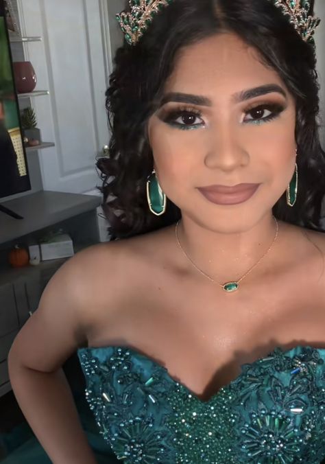 Emerald Quinceanera Makeup, Makeup That Goes With Emerald Green Dress, Emerald Green Xv Makeup, Hunter Green Prom Makeup, 15 Makeup Looks Emerald Green, Emerald Green Quince Make Up, Emerald Green And Gold Quince Makeup, Green Makeup For Quinceanera, Green Makeup For Quince