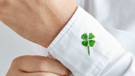 This St. Patrick's Day, learn how to embroider a four-leaf clover onto a loved one's shirt cuff, hankie, or scarf to share the luck of the Irish. Four Leaf Clover Embroidery, Beginner Stitching, Stitching Basics, Clover Wreath, Ornamental Cabbage, Fabric Dyeing, St Patrick's Day Decorations, Diy Rainbow, Crafting Tools