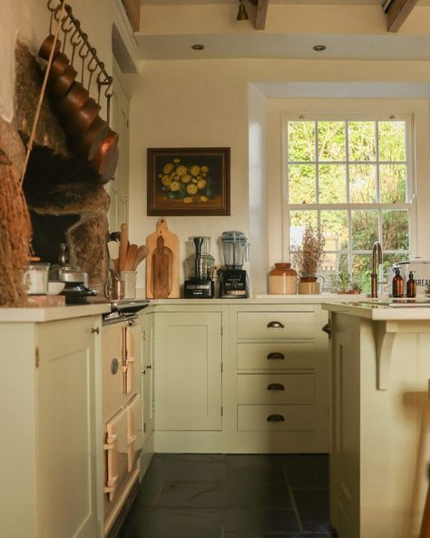 Stone Cottage Homes, English Country House Style, French Cottage Style, Modern Cottage Style, Country Farmhouse Kitchen, Coastal Cottage Style, English Kitchens, English Cottage Style, Stone Cottage