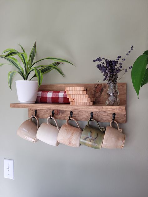 Kitchen Coffee Corner, Tea Shelf, Coffee Cup Storage, London Home Decor, Small Kitchen Hacks, Coffee Shelf, Early American Stain, Hanging Mugs, Kitchen Floating Shelves