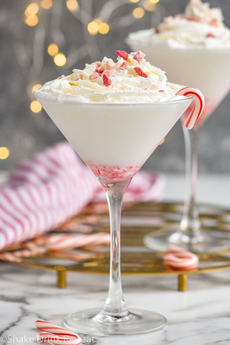 Christmas Achol Drinks, Margarita Christmas Drink, Christmas Bar Drinks, Christmas Drinks With Champagne, Pretty Christmas Cocktails, Pink Christmas Drink, Pavlova Cocktail, Christmas Cocktail Aesthetic, Pink Christmas Cocktail