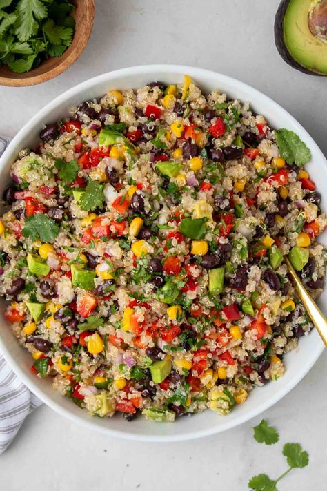 Made with quinoa, black beans, veggies, and avocado, this Southwest quinoa salad with chili lime dressing is full of flavor and color. Quinoa Salad Southwest, Dinner Meal Prep Ideas, Dinner Reciepes, Cold Quinoa Salad, Salad With Chili, Kay Nutrition, Quinoa Salad Recipes Easy, Quinoa Salads, Southwest Quinoa