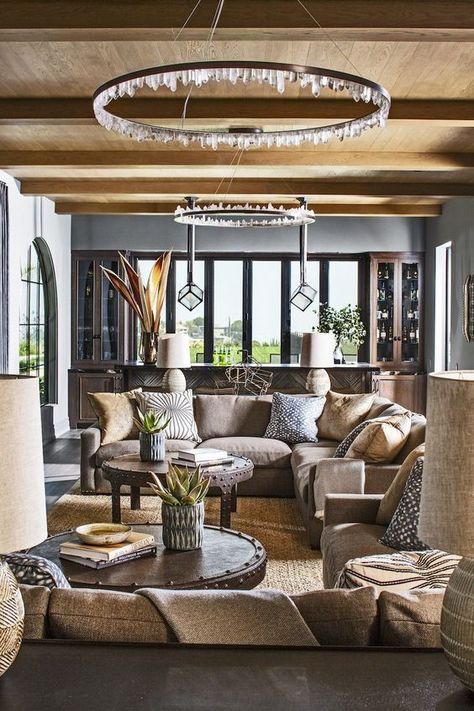 Inspired by his southern california upbringing, Jeff Andrews creates interior and exterior spaces with equal magic. Couches Back To Back, Jeff Andrews Design, Ideas Decoracion Salon, Interiors Magazine, Top Interior Designers, Family Room Design, Best Interior, Interior Design Projects, Modern Interior Design