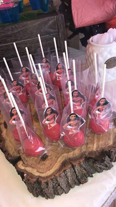 Moana cakepops Moana Cakepops, Moana Theme Birthday, Moana Bebe, Moana Cake, Moana Theme, Moana Birthday Party, Girl Bday Party, Moana Party, Luau Theme