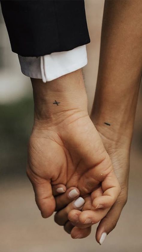 Mariage Tattoo Ideas, Magnet Tattoo Couples, Matching Relationship Tattoos Couple Tat, Discrete Couple Tattoos, Small Finger Tattoos For Couples, Matching Tattoos Men, Tattoo Ideas For Husband, Tattoo For A Loved One, Small Tattoo Couple