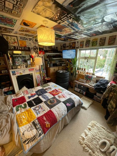 Room Decor Ideas 90s, 90s Style Bedroom Ideas, Art Dorm Room Ideas, Cool 90s Aesthetic, Horizontal Room Design, Unique Storage Ideas Bedroom, Cool Unique Room Ideas, Blanket On Ceiling, Rock Band Room Ideas