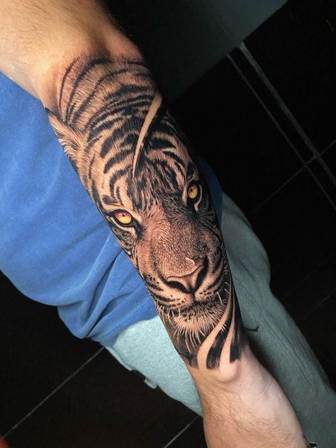 Tatuagem de tigre #tigre #tatto #tatuagem #tinger Tiger Forearm Tattoo, Tattoo 2024, Half Sleeve Tattoos For Guys, Half Sleeve Tattoo, Tattoo Sleeve Men, Forearm Tattoos, Sleeve Tattoos, Tattoos For Guys, Tattoos