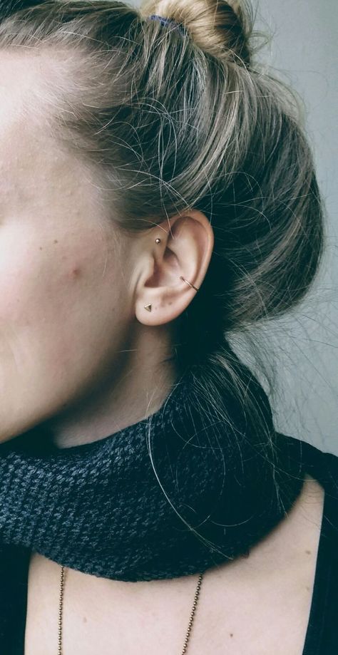 Find and save ideas about 3 ear piercings on PinterestSee more about Ear peircingsPiercings and Cute piercings. Ohrknorpel Piercing, Bijoux Piercing Septum, Piercing Lobe, Forward Helix Piercing, Septum Piercings, Cute Ear Piercings, Forward Helix, Cute Piercings, Conch Piercing