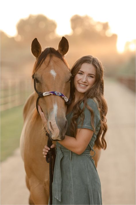 Portrait With Horse Photo Shoot, Cute Poses To Do With Your Horse, Posing With A Horse, Senior Portrait With Horse, Posing With Horses Photo Ideas, Poses With Horses Photography, Pictures With My Horse, Fall Horse Senior Pictures, Rodeo Arena Senior Pictures