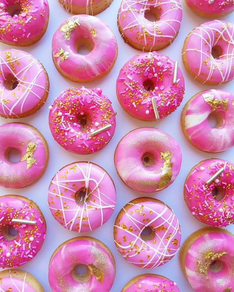 Donuts Tumblr, Donut Pictures, Donut Decorating Ideas, Pink Doughnuts, Easy Donut Recipe, Donut Art, Donut Decorations, Cute Donuts, Pink Donuts