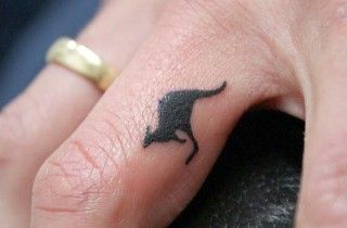 Jumping Jack You don’t need to be Australian to have the kangaroo inked on your body. Often, this tattoo is associated with power, intelligence, adaptability, strength, stamina and balance, just like the traits of the kangaroo. Henna Black, Girl Finger Tattoos, Australia Tattoo, Tattoos Finger, Australian Tattoo, Tiny Finger Tattoos, Tattoos Traditional, Small Finger Tattoos, Tattoos Arm