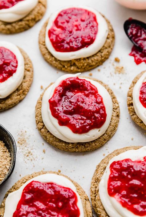 Raspberry Cheesecake Cookies Crumbl, Raspberry Cheesecake Crumble Cookies, Crmble Cookie Recipes, Gourmet Valentines Cookies, Raspberry Cream Cheese Cookies, Brownies Flavors, Cookies Cream Cheese Frosting, Business Cookies, Raw Cookies