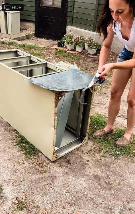 Metal Filing Cabinet Planters, Filing Cabinet Into Planter, Drawer Planter Boxes Diy, Repurposed File Cabinet Planters, File Cabinet Makeover Planter, Diy File Cabinet Planter, File Cabinet Flower Planter, Diy Porch Planter Ideas, Old Filing Cabinet Ideas