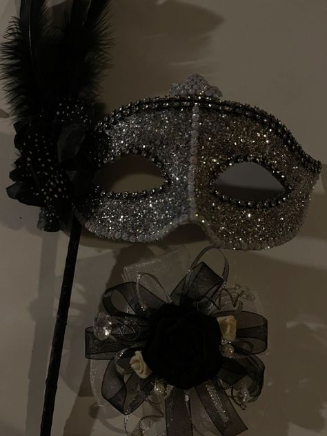 Masquerade Ball Masks Black, Maskarade Prom Outfit, Mask Prom Outfit, Mascared Party Ideas, Mascared Party Aesthetic, Mascerade Quince Ideas, Maskerade Party Ideas Masquerade Ball, Masquerade Ball Theme Party, Mascarade Aesthetic