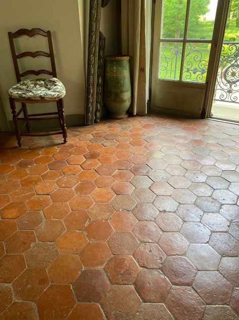 Terracotta Tile Floor Sunroom, Terra Cotta Kitchen Tile, Terra Cotta Floors Kitchen, Terra Cotta Bathroom Tile, Terra Cotta Bathroom Ideas, Cabin Tile Floor, Terra Cotta Tile Floors Kitchens, Terra Cotta Tile Kitchen, Terra Cotta Tile Bathroom