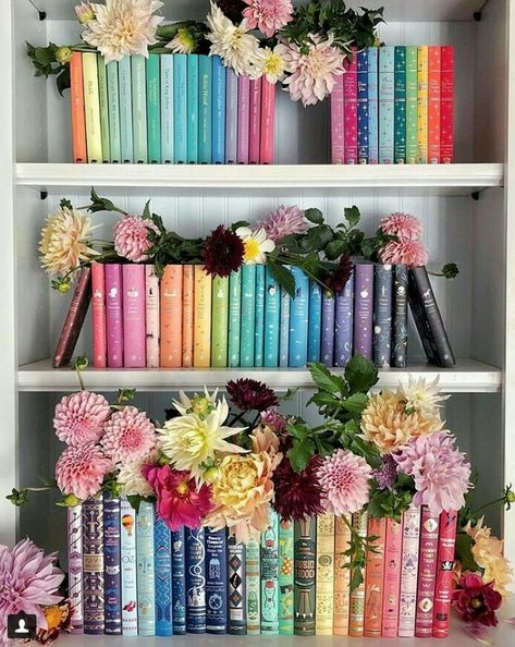 Colorful Bookshelf, Books And Flowers, Bookshelf Inspiration, Instruções Origami, Bookshelf Styling, Book Storage, Bookshelf Decor, Diy Book, Home Library