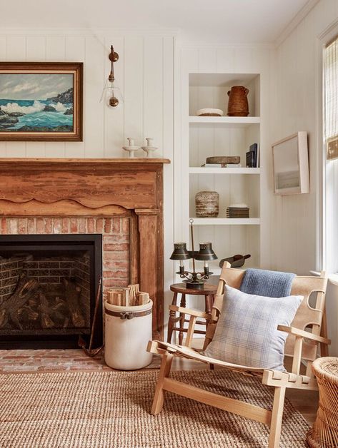 21 Ways to Craft a Cozy Beach Cottage You'll Dream of Escaping to Old Country Living Room Ideas, Becca Interiors, Dinning Spaces, Salons Cottage, Coastal Connecticut, Pretty Interiors, Farmhouse Life, Pastel Living Room, Fireplace Style