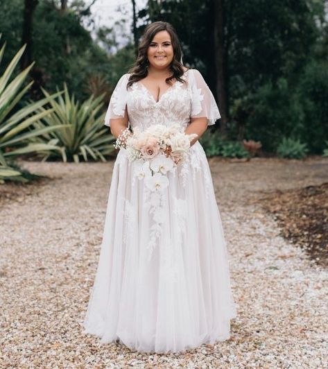 Civil Wedding Dresses Plus Size Formal, Wedding Dresses With Short Sleeves Plus Size, Flowy Sleeve Wedding Dress Plus Size, Plus Size Outdoor Wedding Dress, Butterfly Sleeve Wedding Dress Plus Size, Plus Size Wedding Dresses Autumn, Wedding Dress Curves Plus Size, Boho Wedding Gown With Sleeves, Plus Size Wedding Dresses Cottagecore