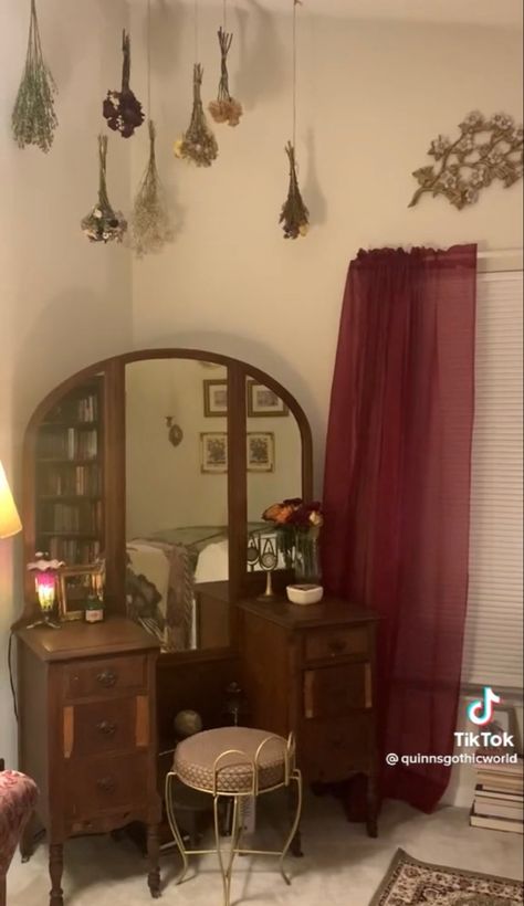 Simple Feminine Bedroom, Inspiration Bedroom Aesthetic, Phoebe Buffay Aesthetic, Whimsigothic Bedroom, Cottage Core Autumn, 60s Room, 70s Fairy, 90s Witch, Whimsical Gothic