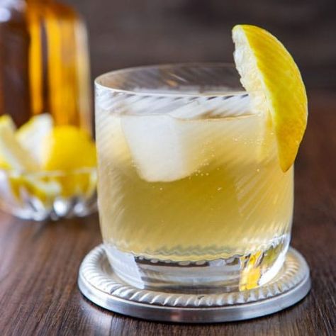 Vanilla Whiskey Mule|Jameson and Ginger Ale Whiskey Mule, Jameson Cocktails, Whiskey And Ginger Ale, Whiskey Business, Limoncello Recipe, Cocktail Recipes Whiskey, Mule Cocktail, Jameson Irish Whiskey, Bourbon Drinks