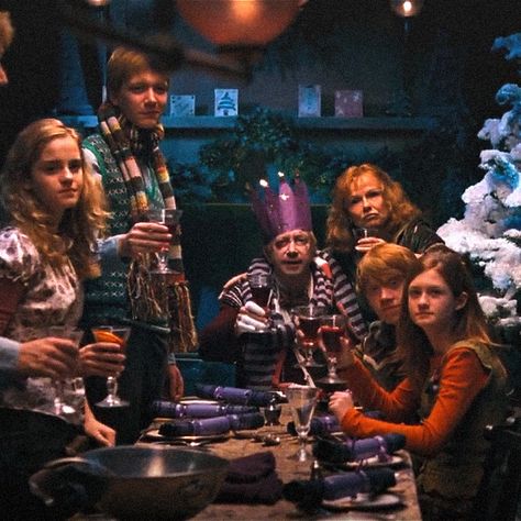 Harry Potter At Christmas, Christmas In Harry Potter, Weasley Christmas Aesthetic, Christmas Harry Potter Aesthetic, Noel Harry Potter, Christmas At Hogwarts Aesthetic, Harry Potter Christmas Aesthetic, Weasley Christmas, Christmas Movie Aesthetic