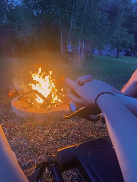 Cute Couple Camping, Cabin Date, Campfire Date, Boyfriend Summer, Couple Camping, Camping Couple, Dates Ideas, Camp Fires, Fire Love