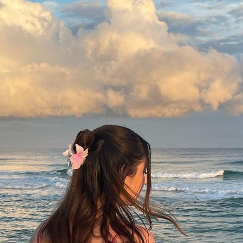 Pink Dress Beach, Sea Poses, Beach Pics Ideas, Sea Photo Ideas, Summer Visionboard, Beach Brunette, Summer Beach Photos, Beach Flower Girls, Summer Brunette