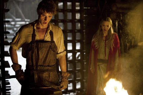 Red Riding Hood (2011) Starring: Max Irons as Henry Lazar and Amanda Seyfried as Valerie. Valerie is in love with the town woodcutter Peter, but her parents have arranged for her to marry Henry Lazar, son of the wealthy blacksmith Adrian Lazar. (click thru for high res) Red Riding Hood Film, Red Riding Hood 2011, Billy Burke, Max Irons, Medieval Aesthetic, 강아지 그림, Poses References, Amanda Seyfried, Fantasy Aesthetic