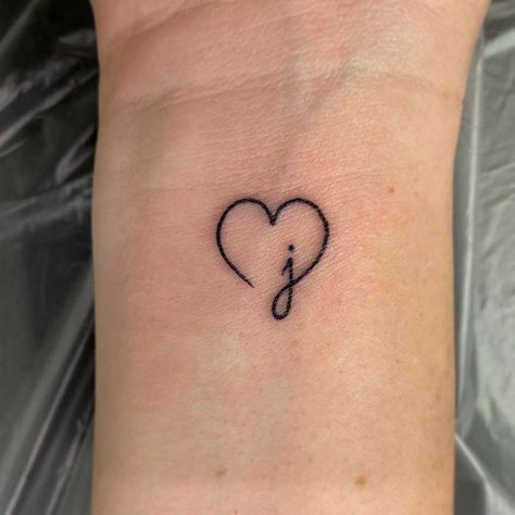 Tattoo Of Love, J Tattoo, Tattoo Placements, Tato Jari, Pola Tato, Tato Henna, Heart Ideas, Beauty Zone, Herz Tattoo