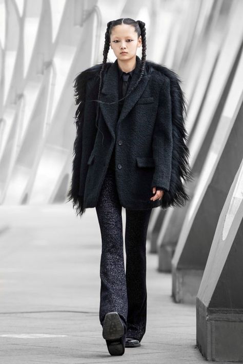 Punk Street Style, Tailored Suit, Catwalk Fashion, Milano Fashion Week, Fashionable Outfits, Fashion Runway, Milan Fashion Weeks, Couture Runway, Fur Fashion