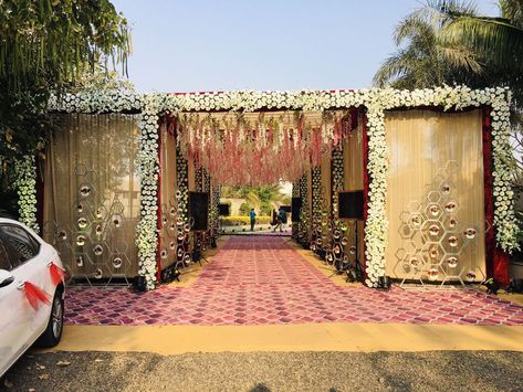 Romantic Wedding Gate Ideas to Wow Your Guests Marriage Entrance Gate Decoration, Entry Gate For Wedding, Lagan Lakhan Decoration, Wedding Gate Decoration Indian, Marriage Entry Gate Decoration, Entry Gate Decoration Wedding, Wedding Gate Entrance, Indian Outdoor Wedding Decor, Ganesha Festival