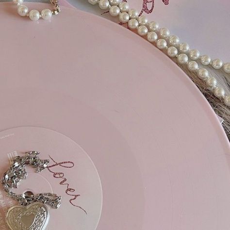 Taylor Core Aesthetic, Pink Taylor Swift, Taylor Swift Pink, Taylor Core, Lover Aesthetic, Taylor Swift Aesthetic, Vinyl Aesthetic, Taylor Swift Lover, Anklet Tattoos