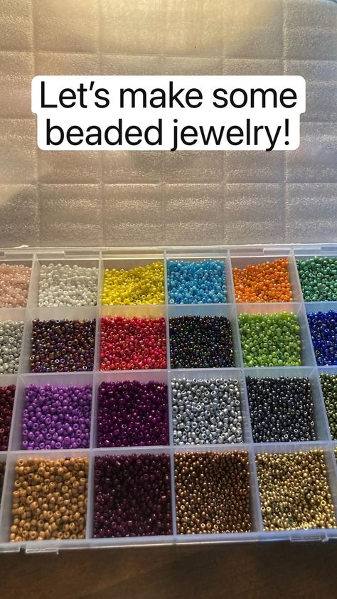 BEAD LOOM PATTERNS FREE #BeadPatterns Ideas For Seed Beads, Small Bead Jewelry Diy, How To Use Seed Beads, Glass Bead Tutorial, Seed Bead Tutorial Bracelets, Seed Bead Inspiration, Seed Bead Color Combos, How To Make A Beaded Bracelet, Glass Bead Bracelet Patterns