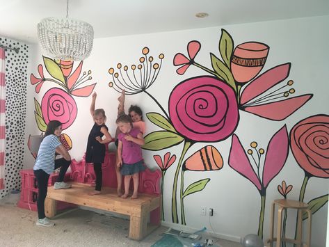 Kids Flower Mural, Easy Mural Ideas Diy Floral, Easy Floral Wall Mural, Wall Painted Flowers, Girls Room Mural Ideas, Hand Painted Flowers On Wall, Simple Flower Mural, Flower Mural Bedroom, Creative Wall Painting Murals