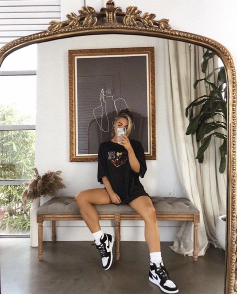 Jordan Outfits Womens, Air Jordan Outfit, Jordan Fits, Jordan 1 Outfit, Jordan Outfit, Jordan Outfits, Mirror Selfie Poses, Looks Street Style, Streetwear Fashion Women