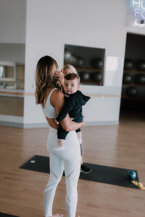 Workout Mom Aesthetic, Gym Mom Aesthetic, Fitness Mom Aesthetic, Fit Mom Aesthetic, Workout With Baby, Mom Photo Shoots, Bump Photoshoot, Mom Workout, Healthy Baby Boy