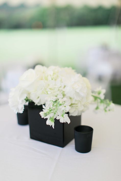 White And Black Floral Centerpieces, Black Floral Centerpieces, Black Vase White Flowers, Black Vase Centerpiece, Country Backdrop, Masculine Centerpieces, Black And White Centerpieces, White Flower Centerpieces, Black Centerpieces